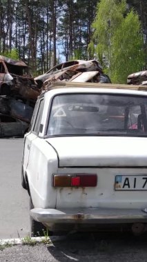 Ukrayna 'nın Irpin şehrinde yıkılan ve çekilen arabaların dikey videosu