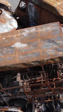 Ukrayna 'nın Irpin şehrinde yıkılan ve çekilen arabaların dikey videosu