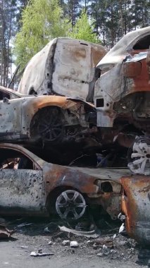 Ukrayna 'nın Irpin şehrinde yıkılan ve çekilen arabaların dikey videosu