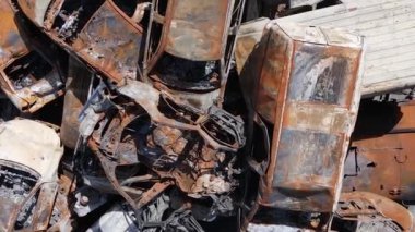 Ukrayna 'nın Irpin şehrinde yıkılan ve çekilen arabaların dikey videosu