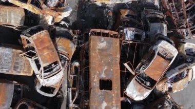 Ukrayna 'nın Irpin şehrinde yıkılan ve çekilen arabaların dikey videosu