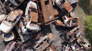 Ukrayna 'nın Irpin şehrinde yıkılan ve çekilen arabaların dikey videosu