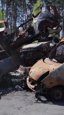 Ukrayna 'nın Irpin şehrinde yıkılan ve çekilen arabaların dikey videosu