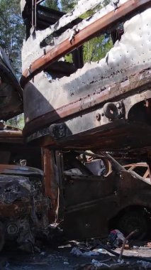 Ukrayna 'nın Irpin şehrinde yıkılan ve çekilen arabaların dikey videosu