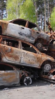 Ukrayna 'nın Irpin şehrinde yıkılan ve çekilen arabaların dikey videosu