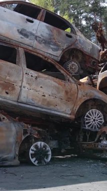 Ukrayna 'nın Irpin şehrinde yıkılan ve çekilen arabaların dikey videosu