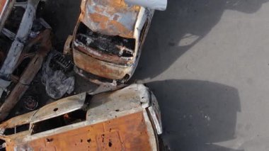 Ukrayna 'nın Irpin şehrinde yıkılan ve çekilen arabaların dikey videosu