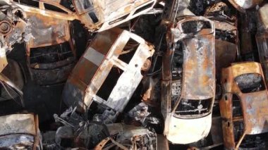 Ukrayna 'nın Irpin şehrinde yıkılan ve çekilen arabaların dikey videosu