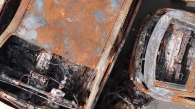 Ukrayna 'nın Irpin şehrinde yıkılan ve çekilen arabaların dikey videosu