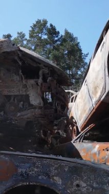 Ukrayna 'nın Irpin şehrinde yıkılan ve çekilen arabaların dikey videosu