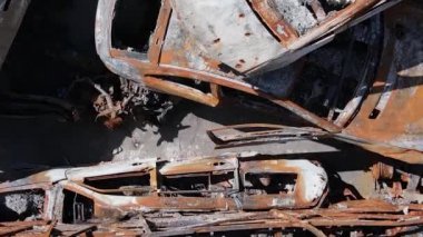 Ukrayna 'nın Irpin şehrinde yıkılan ve çekilen arabaların dikey videosu