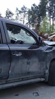 Ukrayna 'nın Irpin şehrinde yıkılan ve çekilen arabaların dikey videosu