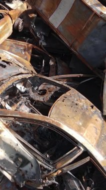 Ukrayna 'nın Irpin şehrinde yıkılan ve çekilen arabaların dikey videosu