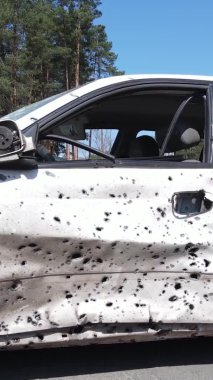 Ukrayna 'nın Irpin şehrinde yıkılan ve çekilen arabaların dikey videosu