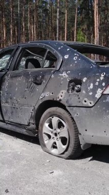 Ukrayna 'nın Irpin şehrinde yıkılan ve çekilen arabaların dikey videosu