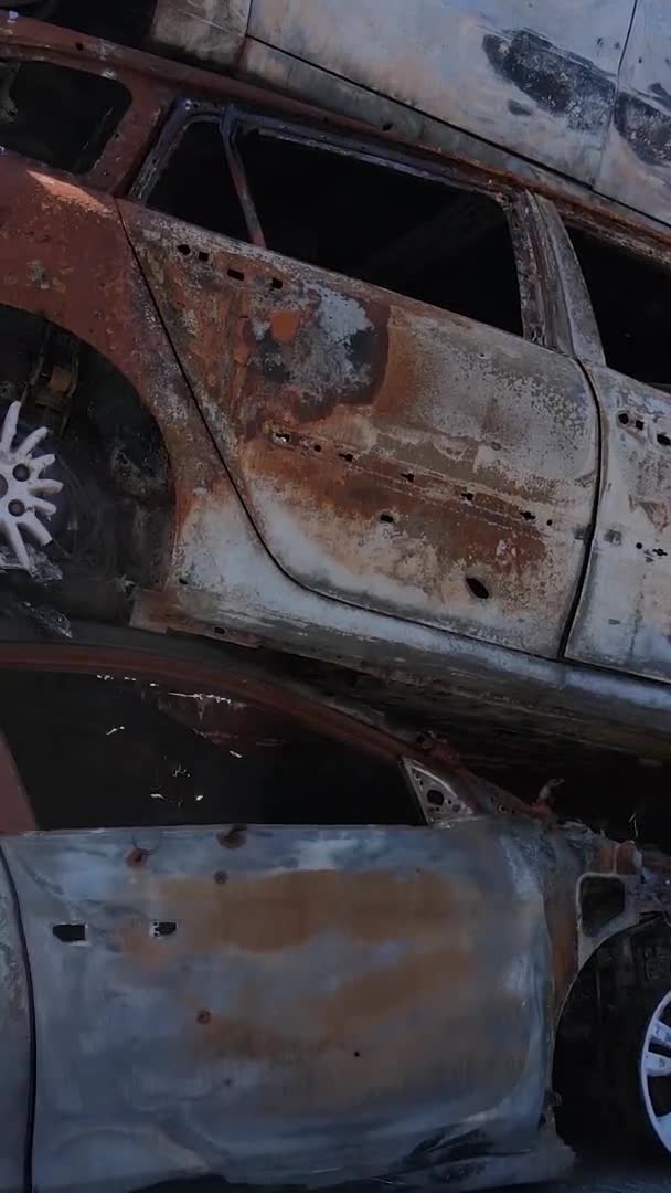 Vídeo Vertical Coches Destruidos Disparados Ciudad Irpin Ucrania — Vídeo de stock