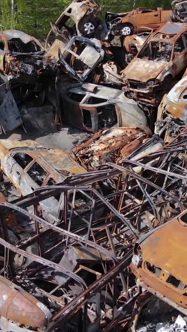 Vídeo Vertical Coches Destruidos Disparados Ciudad Irpin Ucrania — Vídeos de Stock