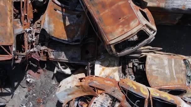 Вертикальное Видео Разрушенных Расстрелянных Автомобилей Городе Ирпень Украина — стоковое видео