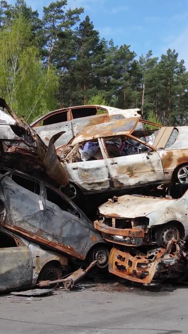 Вертикальное Видео Разрушенных Расстрелянных Автомобилей Городе Ирпень Украина — стоковое видео