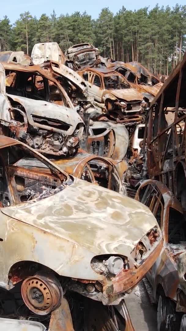 乌克兰伊尔潘市被毁和遭枪击汽车的垂直录像 — 图库视频影像