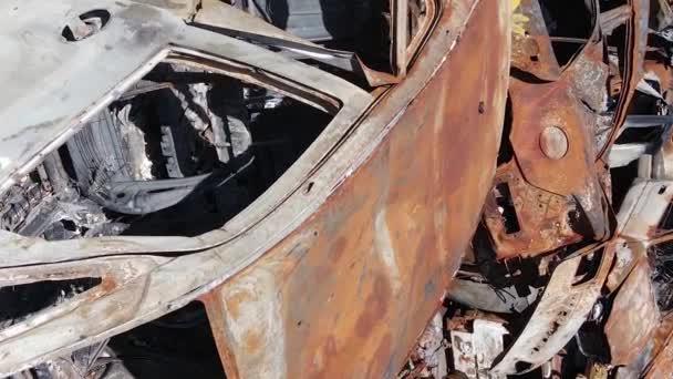Κάθετη Βίντεο Από Κατεστραμμένα Και Πυροβόλησε Αυτοκίνητα Στην Πόλη Του — Αρχείο Βίντεο