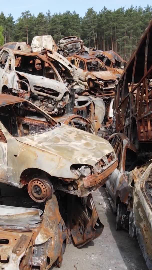 乌克兰伊尔潘市被毁和遭枪击汽车的垂直录像 — 图库视频影像