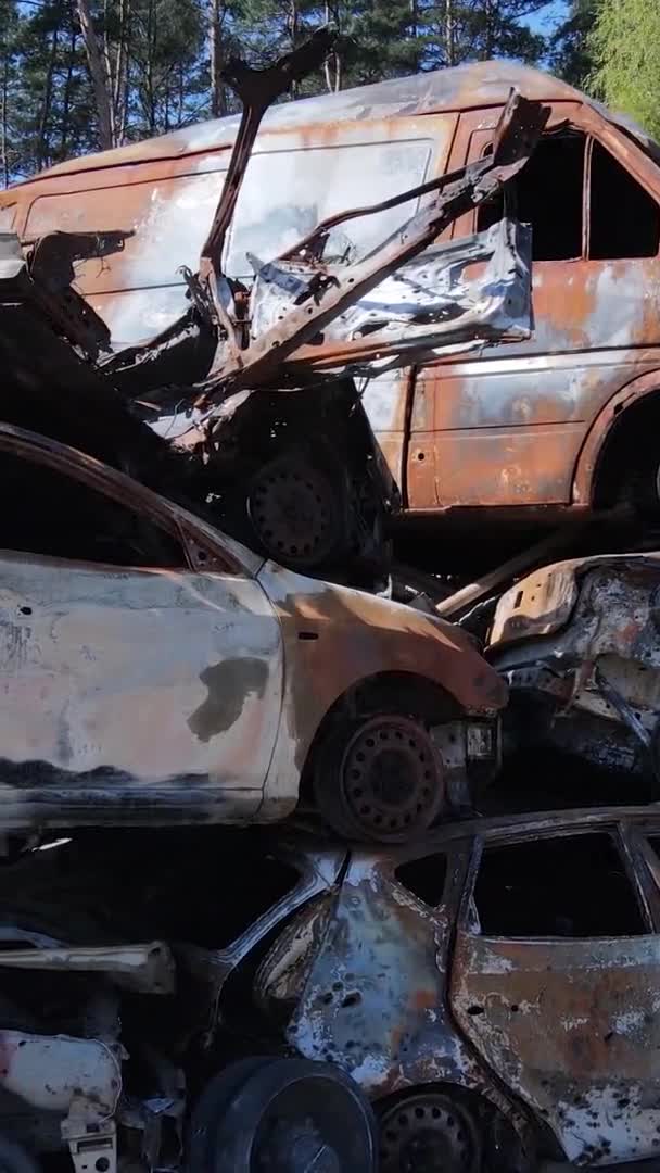 ウクライナのアーピン市で破壊され 撮影された車の垂直ビデオ — ストック動画