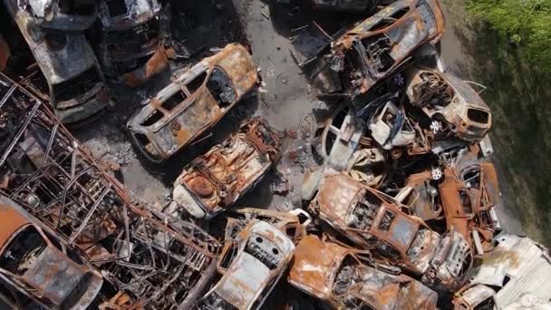 Ukrayna Nın Irpin Şehrinde Yıkılan Çekilen Arabaların Dikey Videosu — Stok video