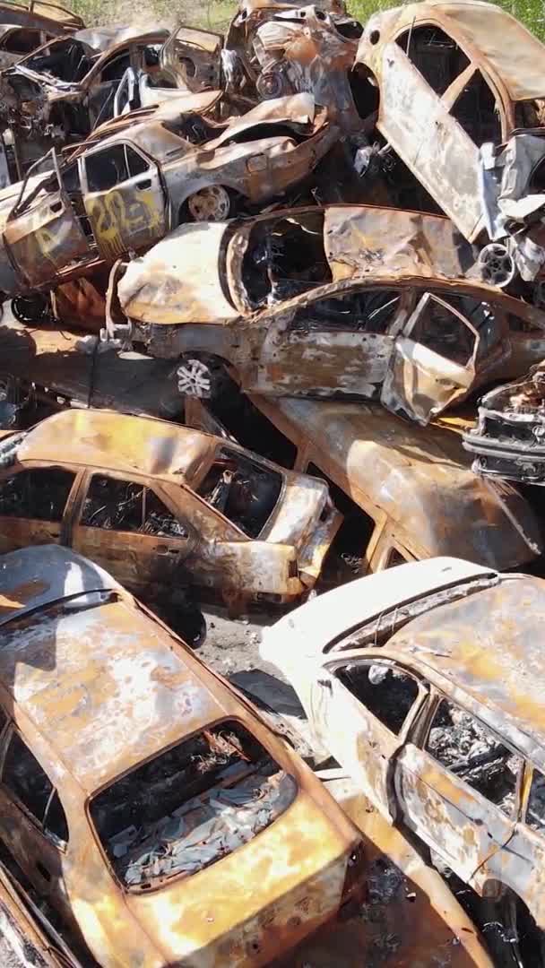 Vídeo Vertical Coches Destruidos Disparados Ciudad Irpin Ucrania — Vídeos de Stock