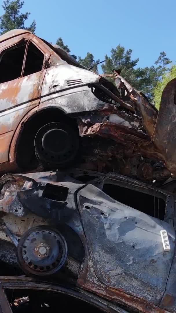 Függőleges Videó Lerombolt Meglőtt Autók Város Irpin Ukrajna — Stock videók