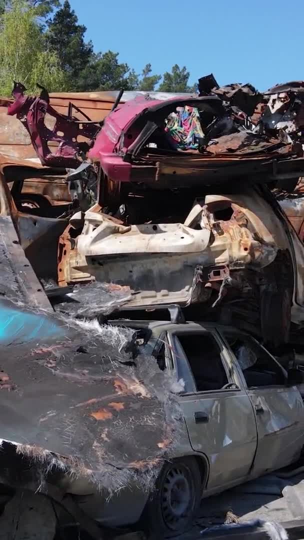 Vídeo Vertical Coches Destruidos Disparados Ciudad Irpin Ucrania — Vídeos de Stock