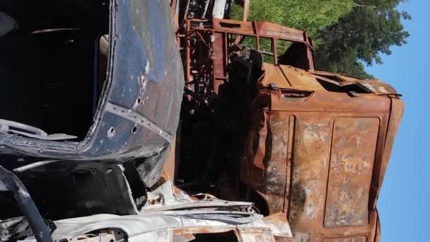 Vídeo Vertical Coches Destruidos Disparados Ciudad Irpin Ucrania — Vídeos de Stock