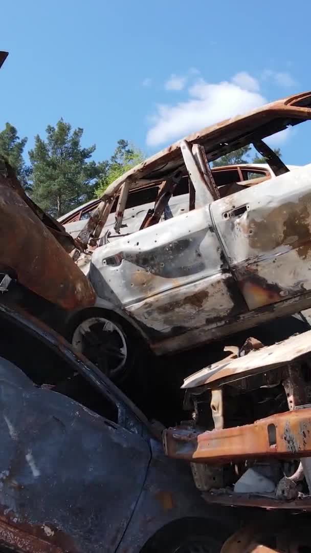 Vertikální Video Zničených Zastřelených Aut Městě Irpin Ukrajina — Stock video