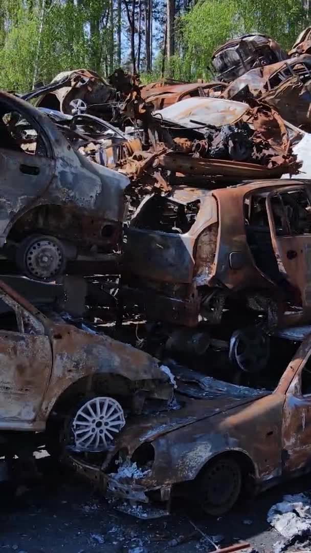 Verticale Video Van Vernielde Neergeschoten Auto Stad Irpin Oekraïne — Stockvideo