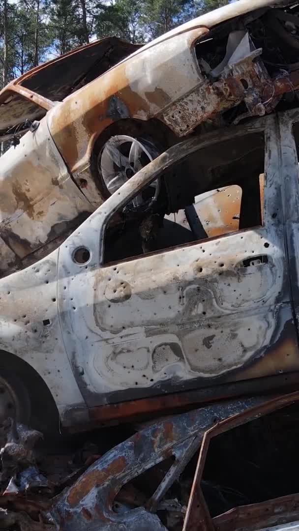 Vertikální Video Zničených Zastřelených Aut Městě Irpin Ukrajina — Stock video
