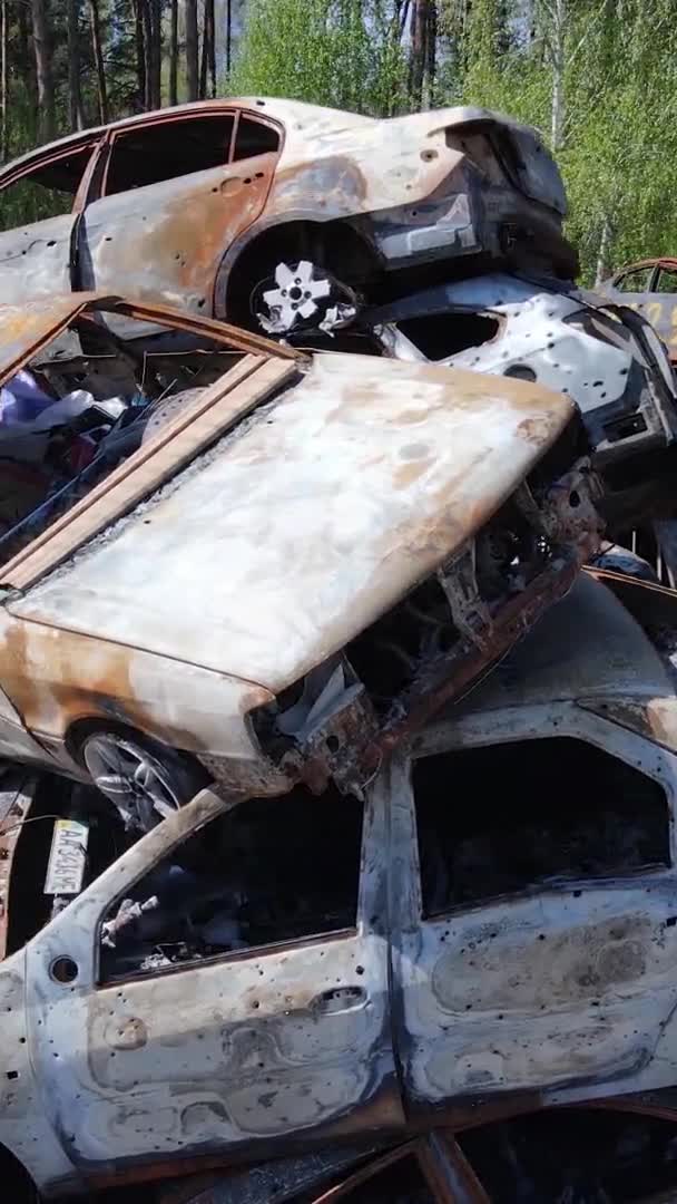 Vídeo Vertical Coches Destruidos Disparados Ciudad Irpin Ucrania — Vídeos de Stock