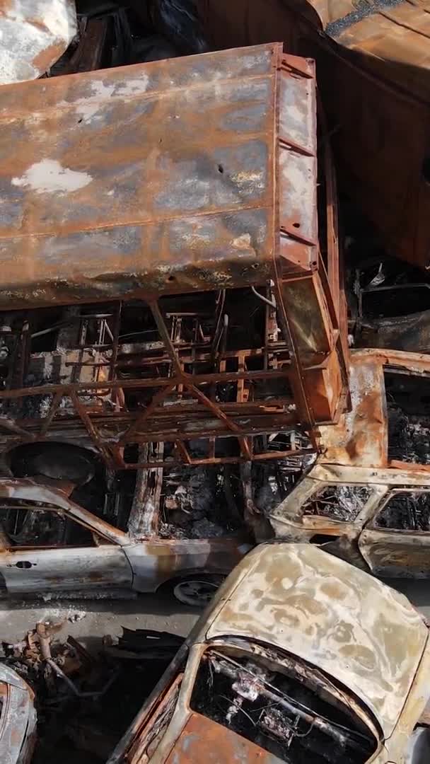 우크라이나 시에서 파괴되고 저격당한 자동차들의 — 비디오