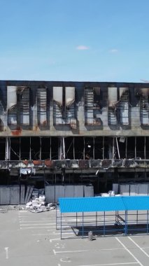 Bucha, Ukrayna 'da yıkılan bir alışveriş merkezinin dikey videosu