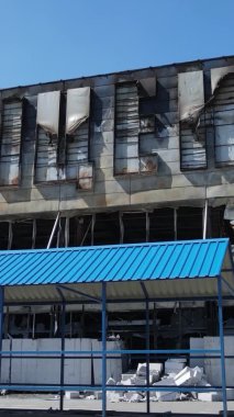 Bucha, Ukrayna 'da yıkılan bir alışveriş merkezinin dikey videosu