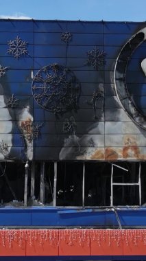 Bucha, Ukrayna 'da yıkılan bir alışveriş merkezinin dikey videosu