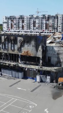 Bucha, Ukrayna 'da yıkılan bir alışveriş merkezinin dikey videosu