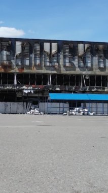 Bucha, Ukrayna 'da yıkılan bir alışveriş merkezinin dikey videosu