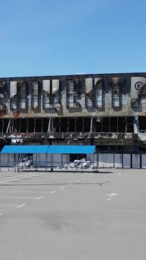 Bucha, Ukrayna 'da yıkılan bir alışveriş merkezinin dikey videosu