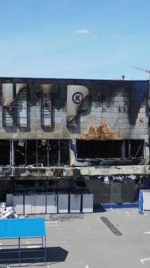 Bucha, Ukrayna 'da yıkılan bir alışveriş merkezinin dikey videosu