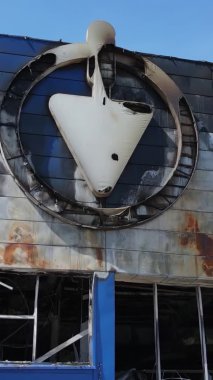 Bucha, Ukrayna 'da yıkılan bir alışveriş merkezinin dikey videosu