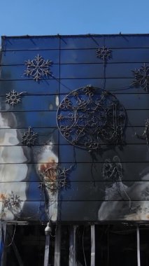 Bucha, Ukrayna 'da yıkılan bir alışveriş merkezinin dikey videosu