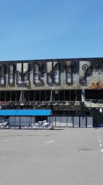 Bucha, Ukrayna 'da yıkılan bir alışveriş merkezinin dikey videosu