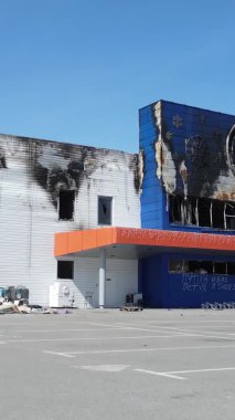 Bucha, Ukrayna 'da yıkılan bir alışveriş merkezinin dikey videosu