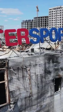 Bucha, Ukrayna 'da yıkılan bir alışveriş merkezinin dikey videosu