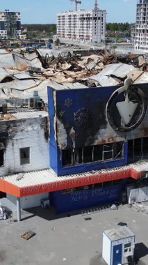 Bucha, Ukrayna 'da yıkılan bir alışveriş merkezinin dikey videosu